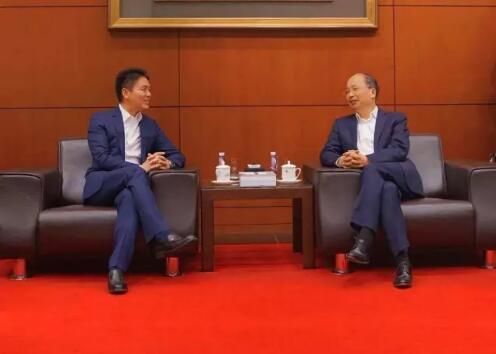 中國工商銀行董事長易會滿和京東集團董事局主席兼首席執(zhí)行官劉強東見證了雙方合作協議的簽署。 